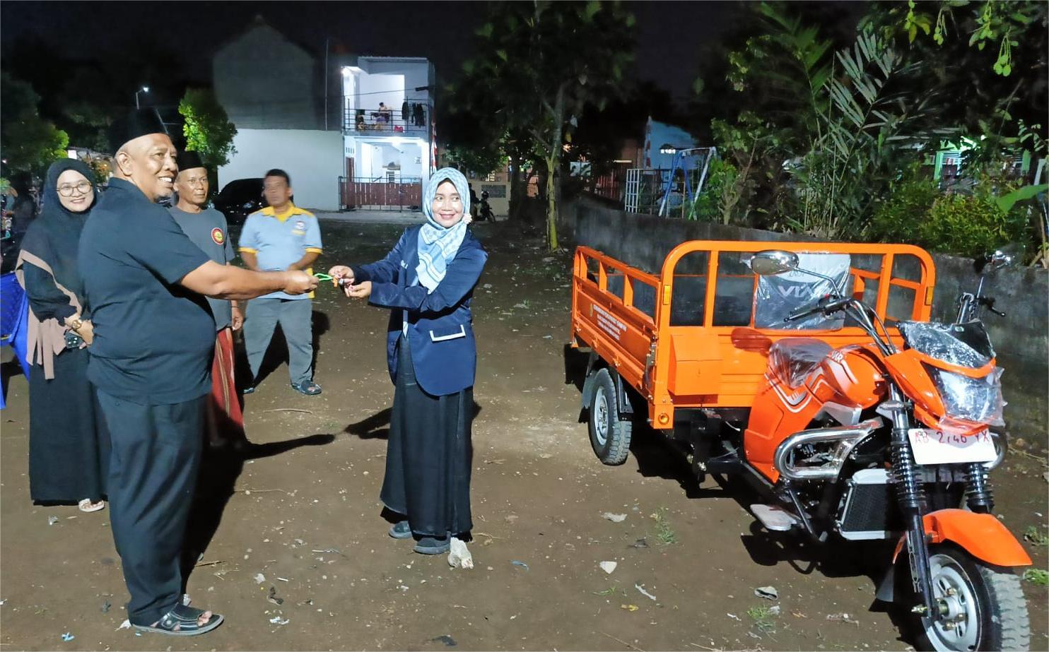 Dukung Pengelolaan Sampah, Subhan Nawwawi Serahkan 4 Armada